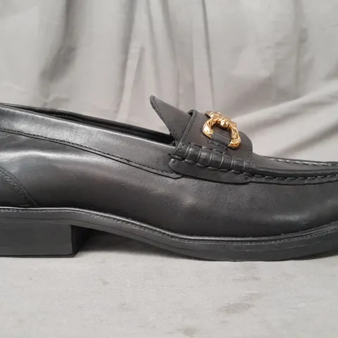 BOXED PAIR OF TOPSHOP LOAFERS IN BLACK W. GOLD EFFECT CHAIN SIZE 6