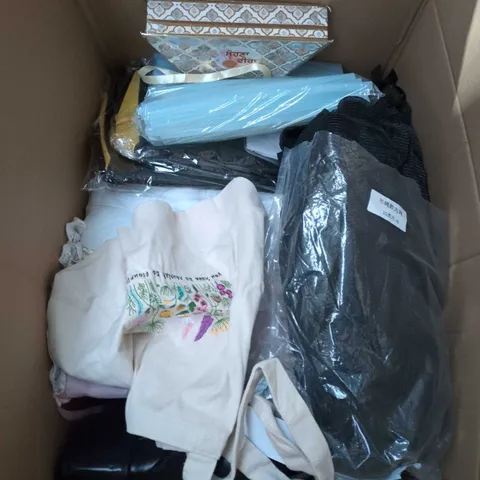 APPROXIMATELY 20 ASSORTED HOUSEHOLD PRODUCTS TO INCLUDE JEWELLERY BOXES , BOXING GLOVES , ETC 