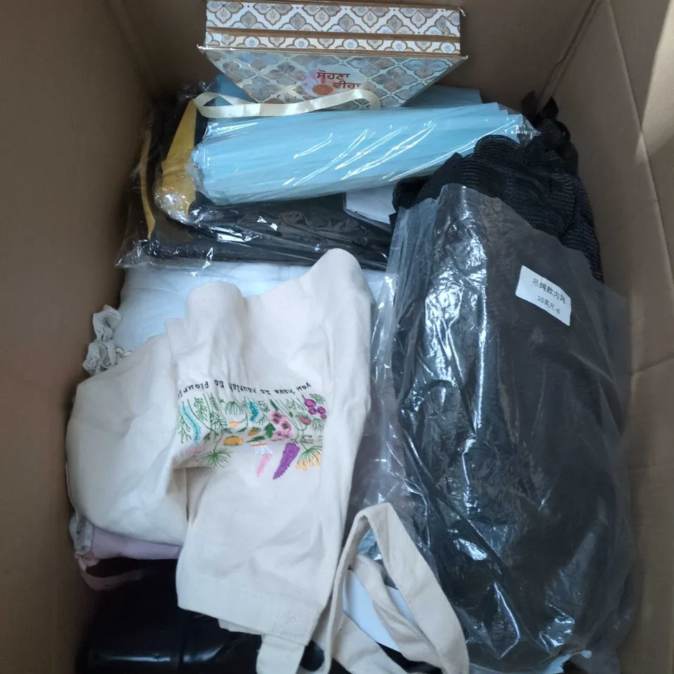 APPROXIMATELY 20 ASSORTED HOUSEHOLD PRODUCTS TO INCLUDE JEWELLERY BOXES , BOXING GLOVES , ETC 