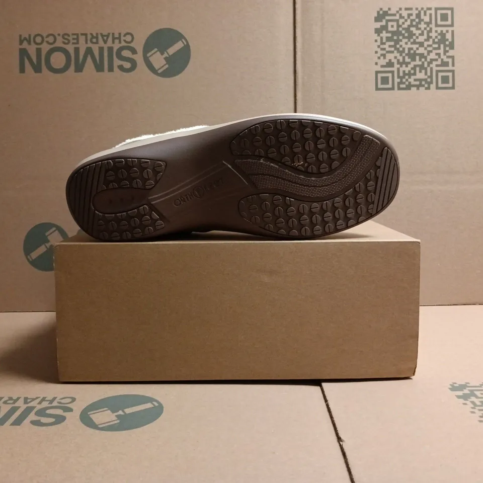 BOXED PAIR OF ORTHOFEET SHOES IN TAUPE SIZE UK 6.5