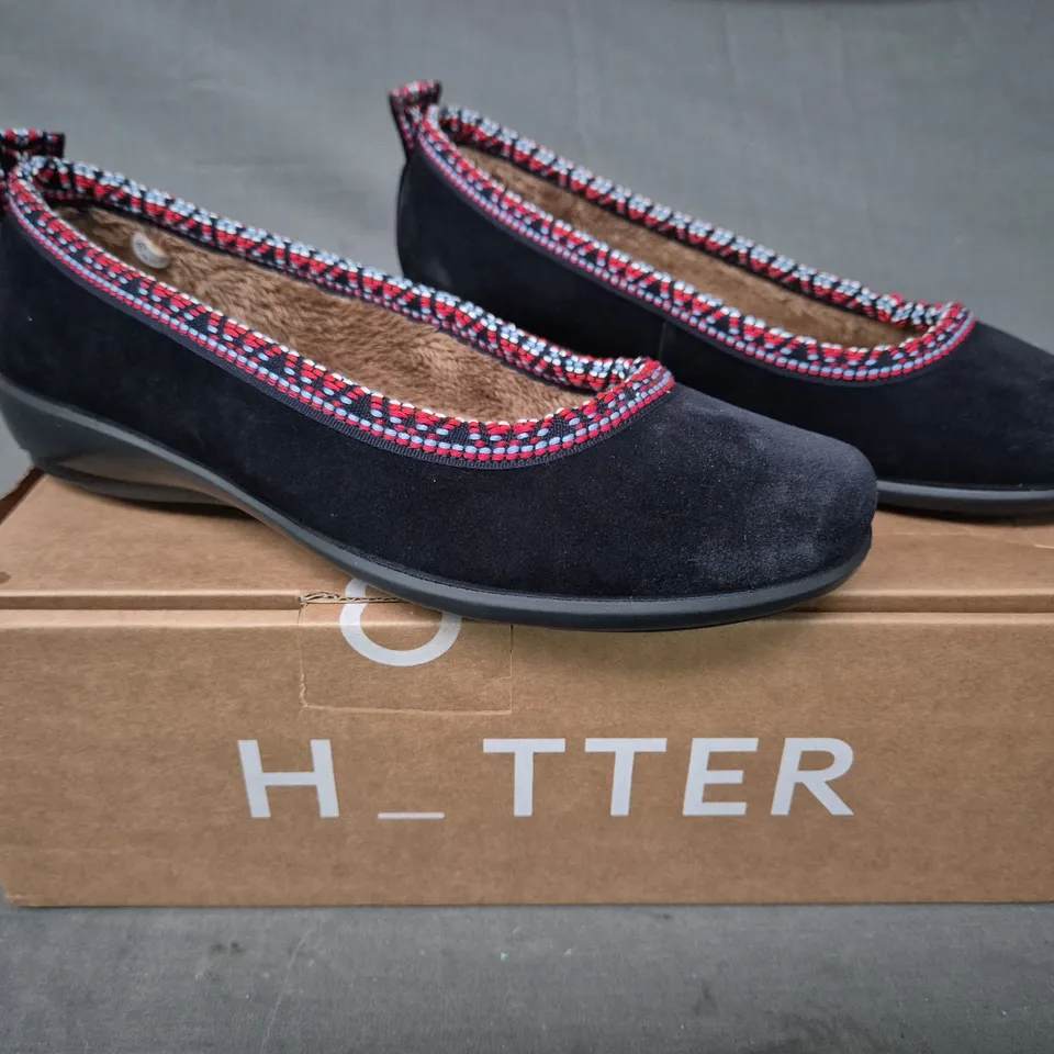 BOXED PAIR OF HOTTER HONEY WIDE LOW WEDGE SLIP-ON SHOES IN NAVY UK SIZE 4