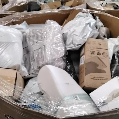 PALLET TO CONTAIN A LARGE ASSORTMENT OF PILLOWS AND CUSHIONS // BRANDS MAY VARY