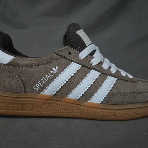 BOXED PAIR OF ADIDAS HANDBALL SPEZIAL SHOES IN TAUPE/WHITE UK SIZE 4.5