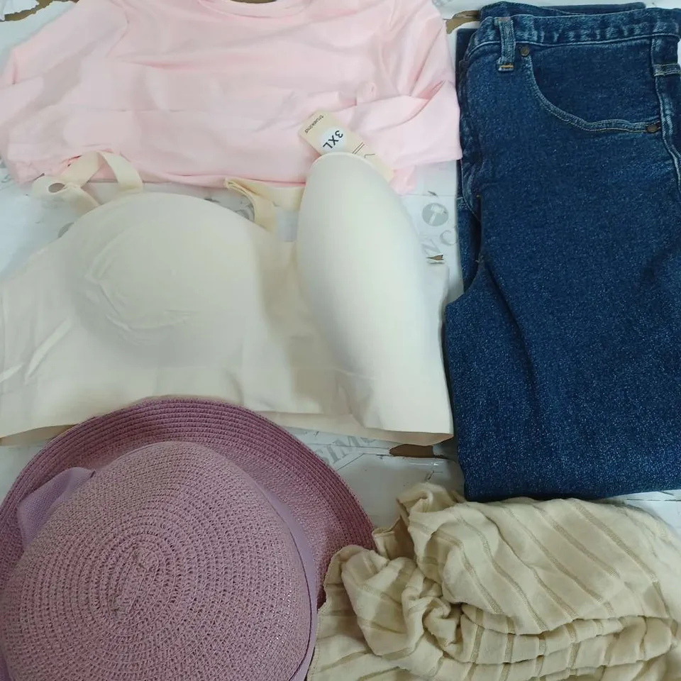 BOX OF APPROXIMATELY 22 ASSORTED CLOTHING ITEMS TO INCLUDE - HAT , JEANS , TOP ETC