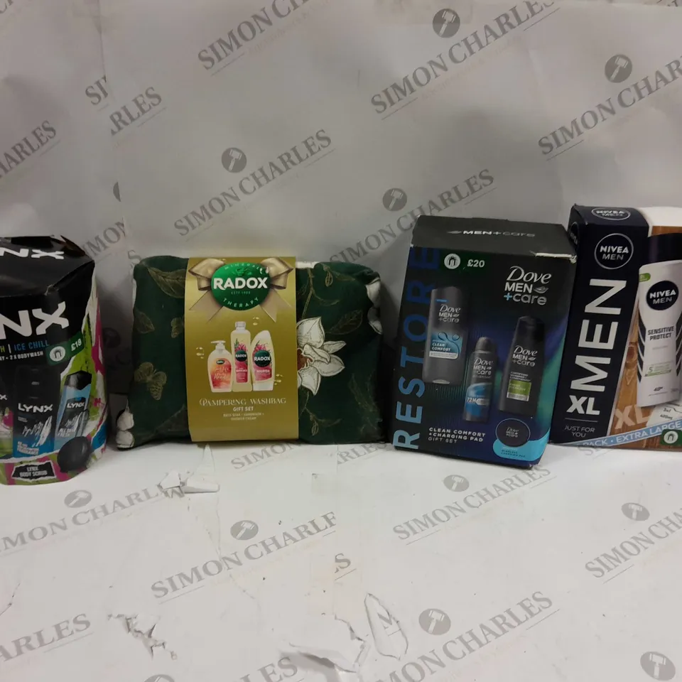 APPROXIMATELY 8 BOXED COSMETIC SETS TO INCLUDE LYNZ BLACK SET, FLORENTYNA GIFT COLLECTION, AND RADOX PAMPERING WASHBAG ETC. 