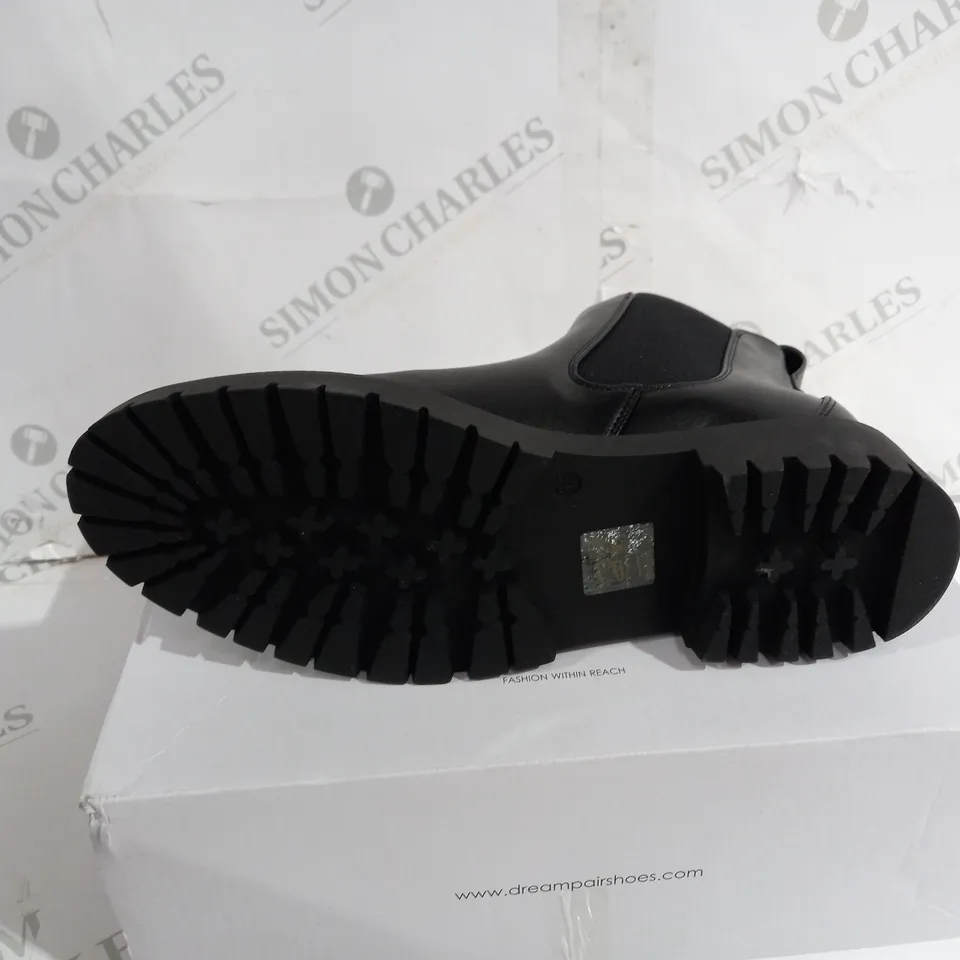 BOXED PAIR OF DREAM PAIRS BLACK SHOES SIZE 9.5