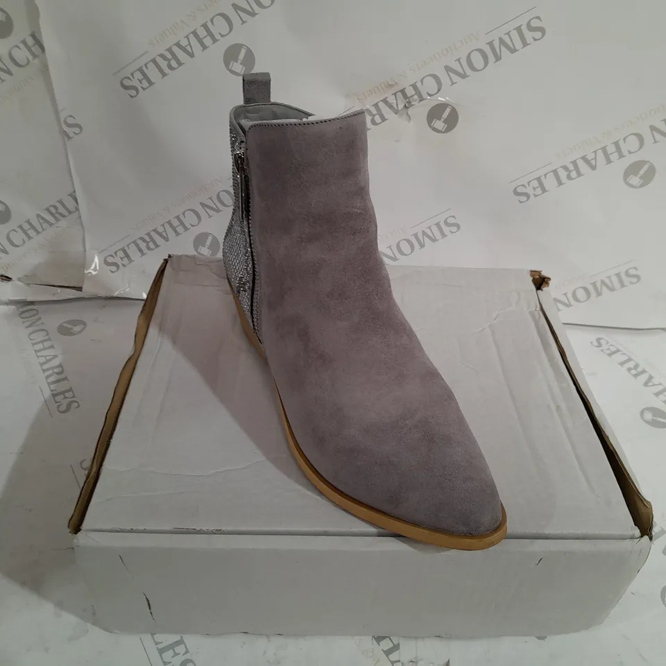 BOXED PAIR OF MODA IN PELLE KATREENA ANKLE BOOTS SIZE 6