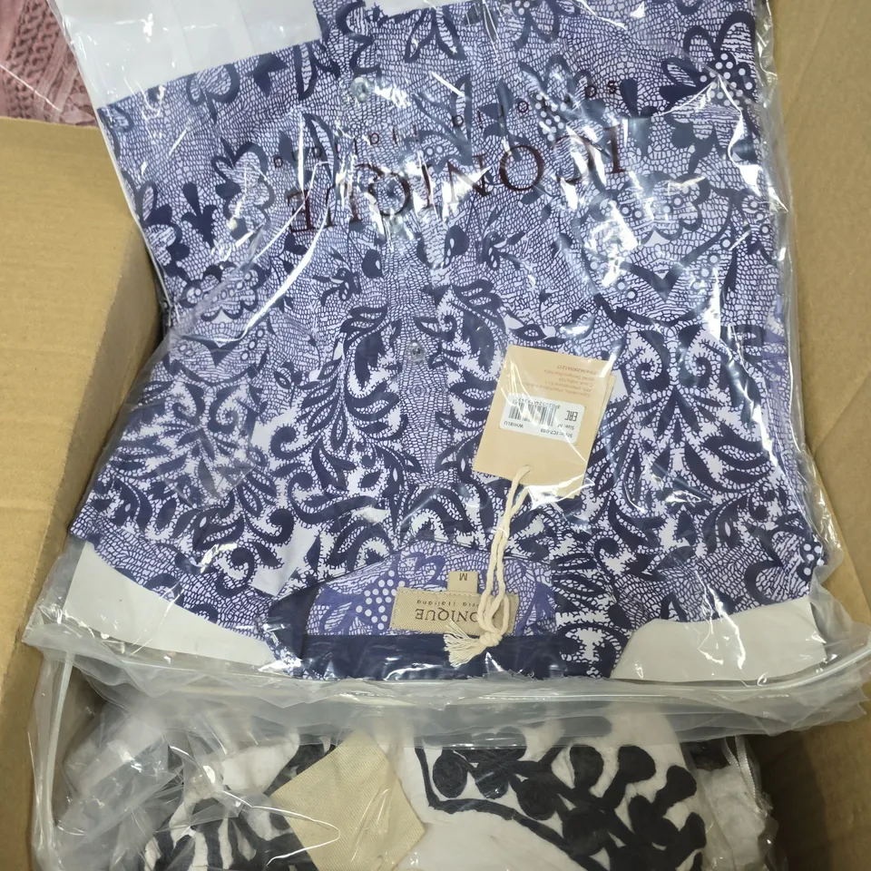 APPROXIMATELY 10 ASSORTED WOMEN'S CLOTHING PRODUCTS IN VARIOUS BRANDS TO INCLUDE SLENDERELLA, ICONIQUE ETC