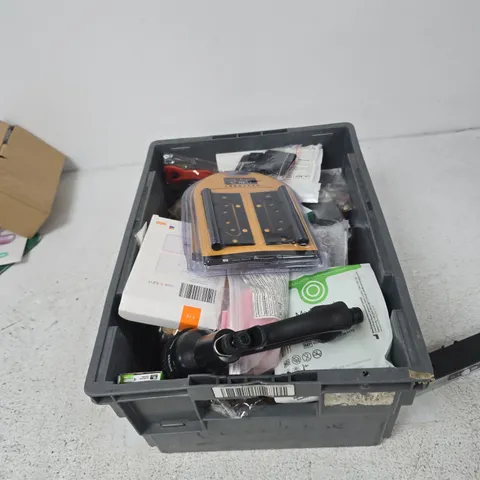 TOTE OF APPROXIMATELY 15 ASSORTED ITEMS TO INCLUDE: WORK LIGHT