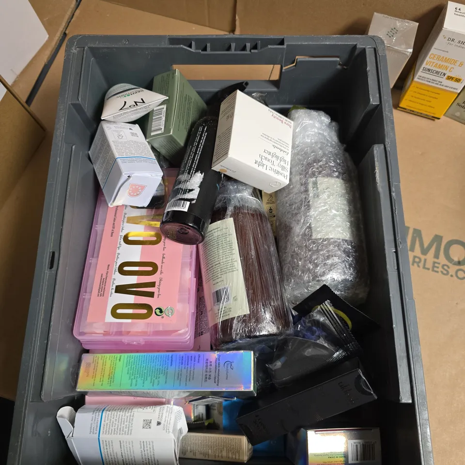 APPROXIMATELY 15 ASSORTED HEALTH & BEAUTY PRODUCTS TO INCLUDE KIT-SCH CONDITIONER BAR, CERAMIDE & VIT C SUNSCREEN, PURE RETINOL SERUM ETC - COLLECTION ONLY