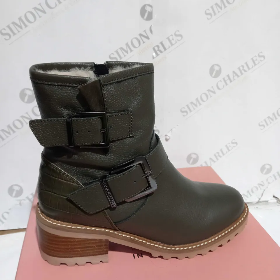 BOXED PAIR OF MODA IN PELLE CORNELIA BIKER BOOTS IN KHAKI UK SIZE 5