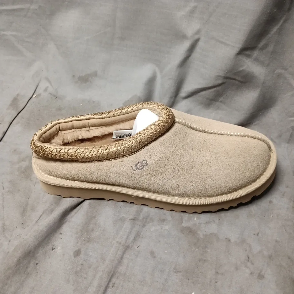 UGG BEIGE SLIPPERS WITH FAUX SHEARLING LINING – SLIP-ON MULE STYLE SIZE 7