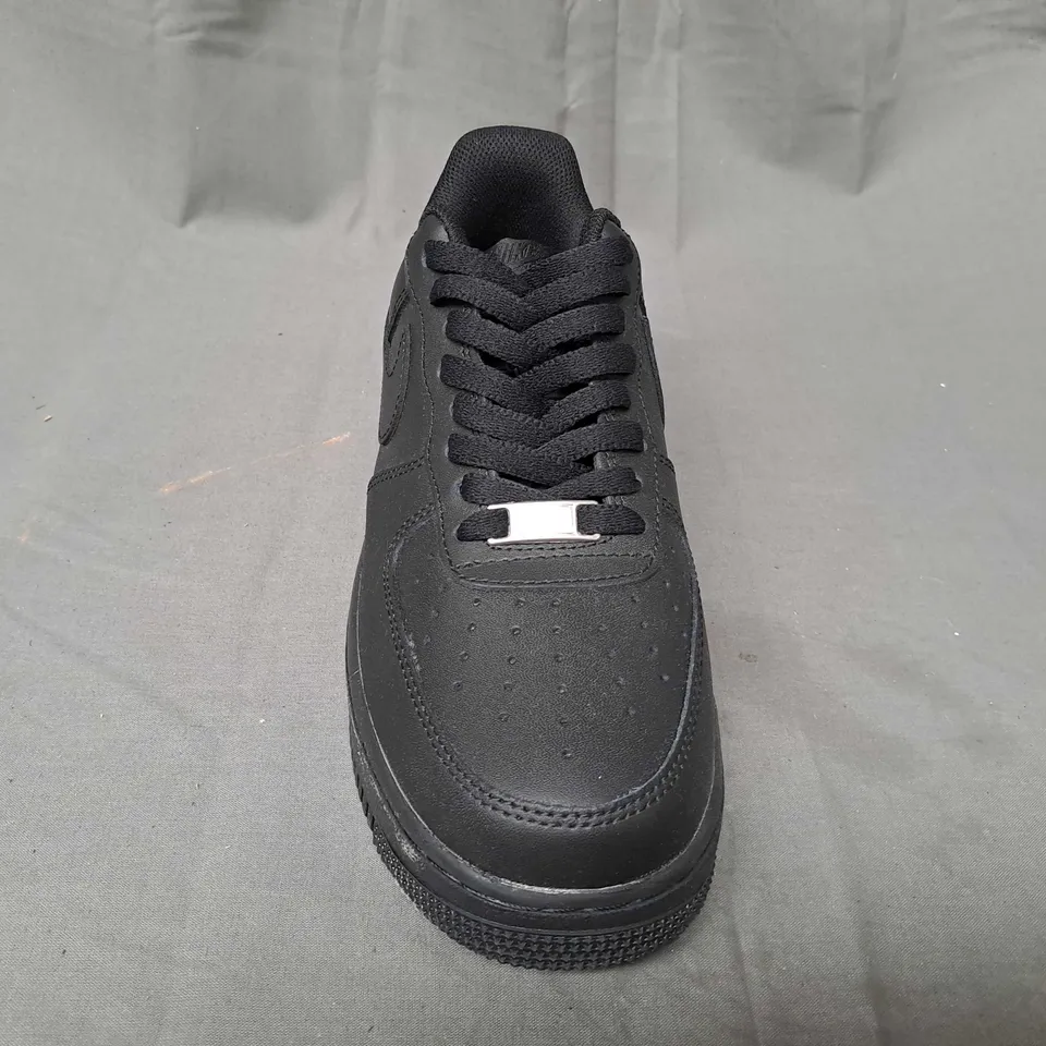 PAIR OF NIKE AIR FORCE 1 SHOES IN BLACK UK SIZE 7