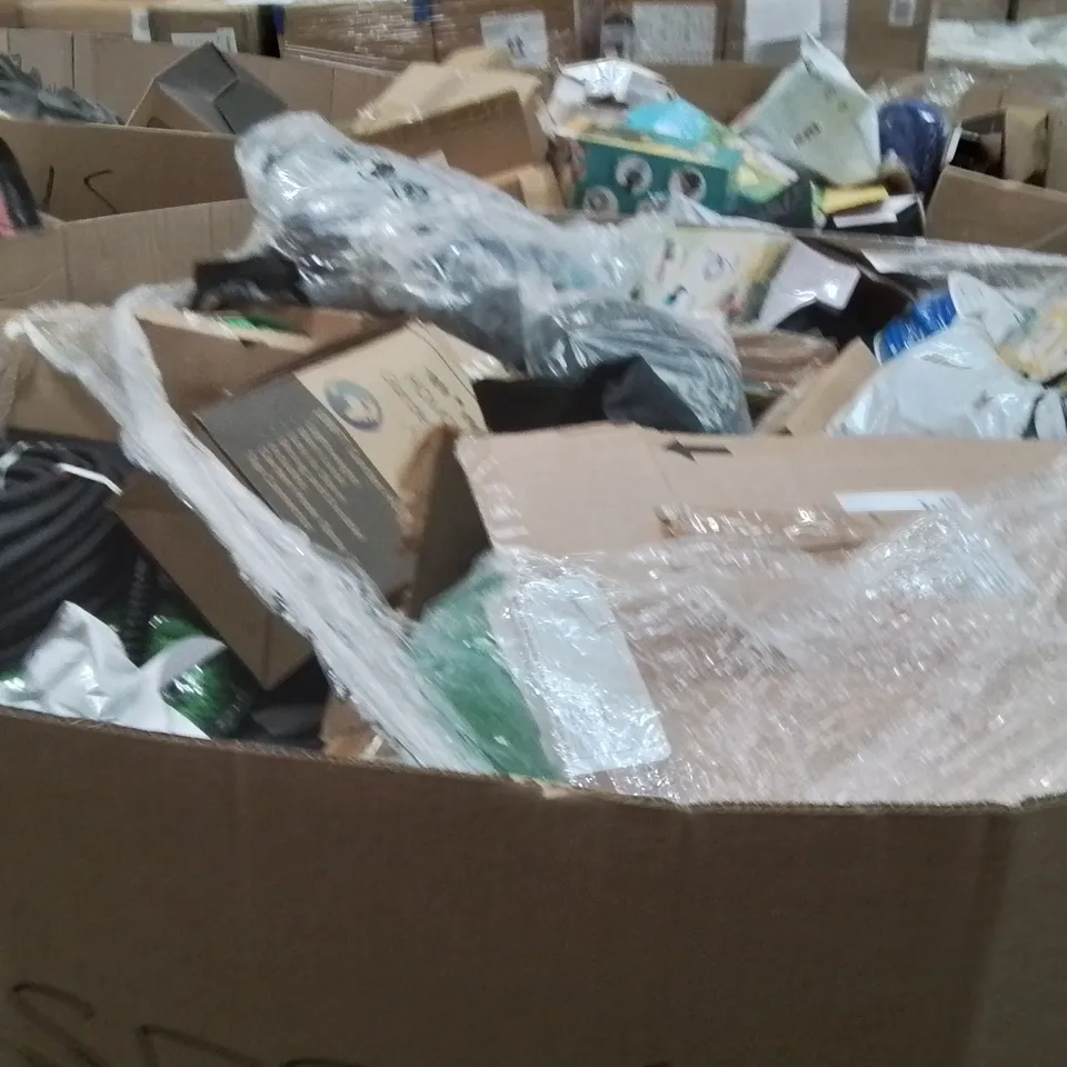 PALLET CONTAINING A LARGE QUANTITY OF HOSES 
