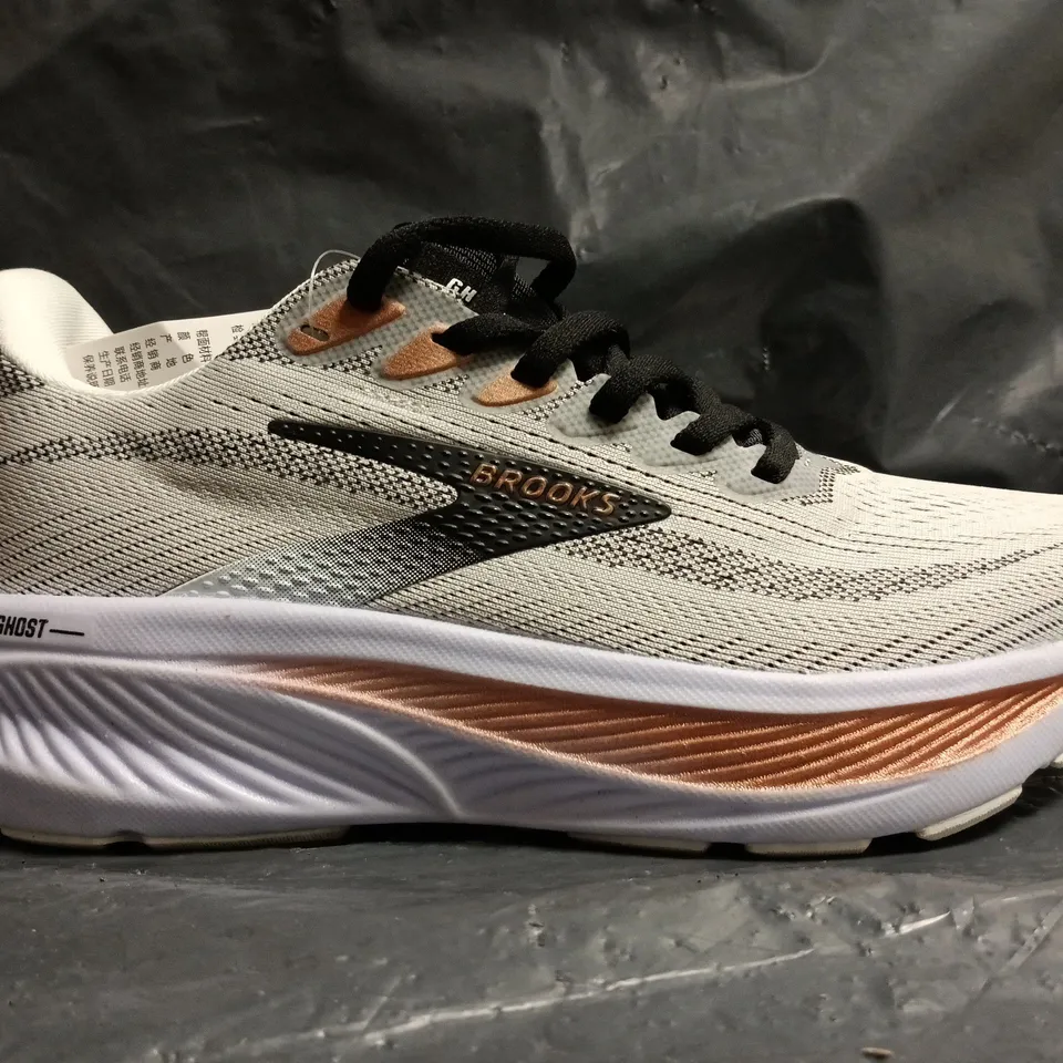 PAIR OF BROOKS GHOST TRAINERS IN LIGHT GREY/MULTI SIZE UK 4.5