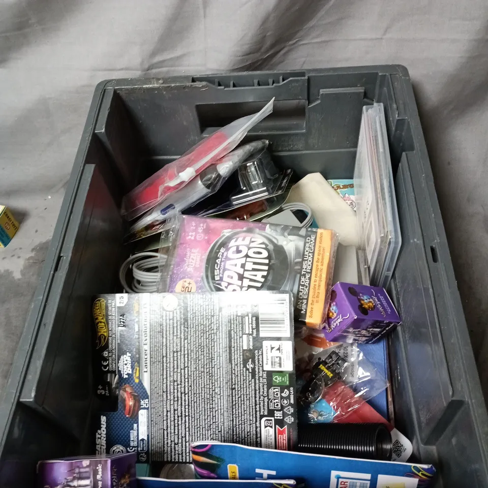 APPROXIMATELY 15 ASSORTED TOYS AND GAMES INCLUDING LABUBU KEY RINGS, DINOSAURS ERASERS, SPACE STATION PUZZLE AND HOT WHEELS RONIN RUN II