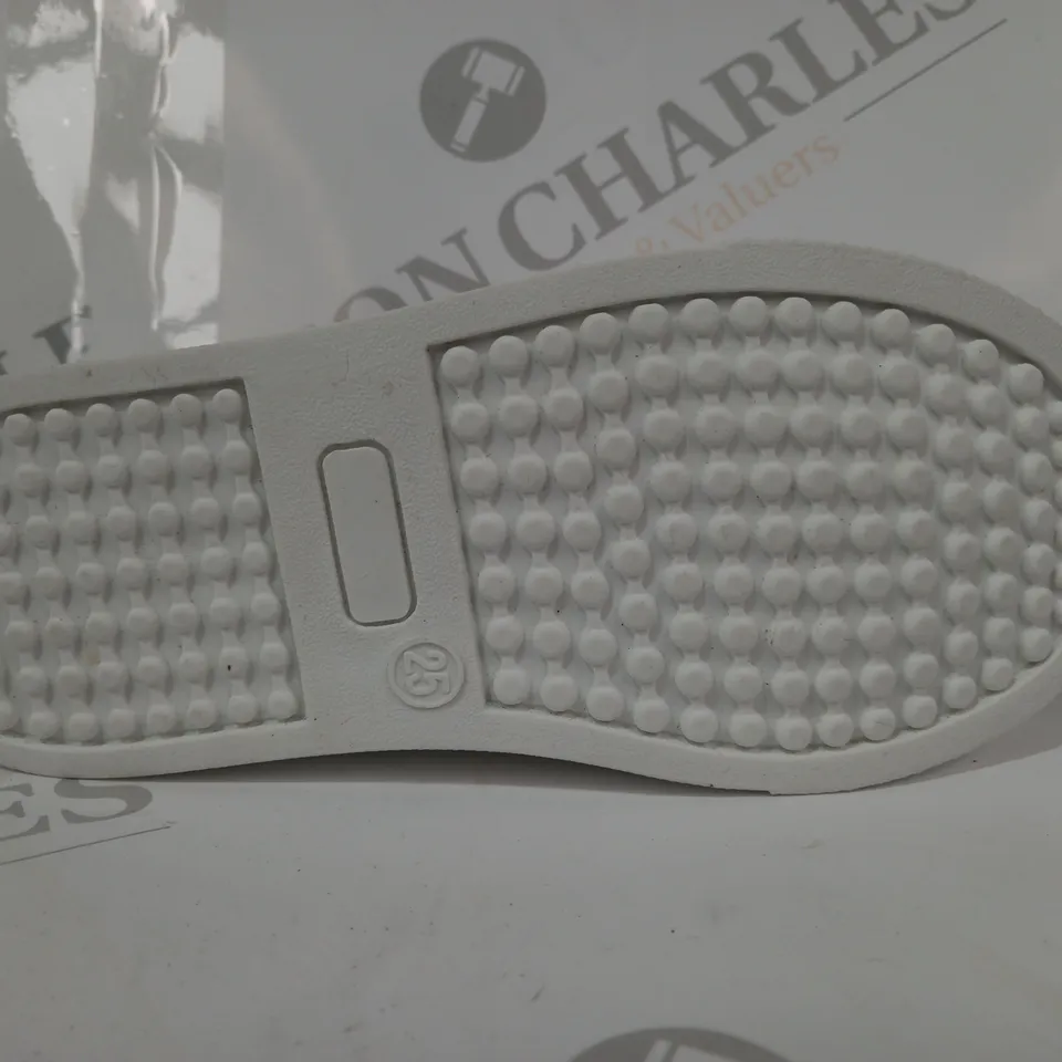 BOXED PAIR OF DESIGNER KIDS SLIP-ON SHOES IN WHITE EU SIZE 25