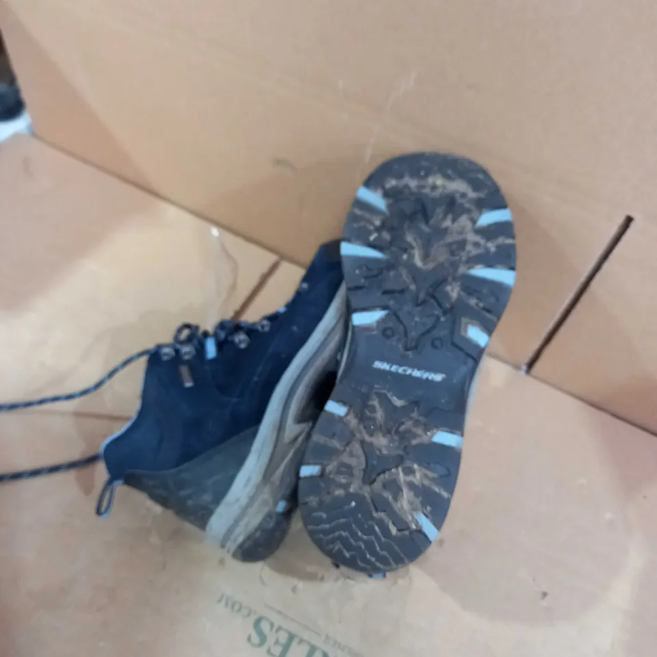 SKETCHER NAVY WATERPROOF BOOTS SIZE 5 AND A HALF 