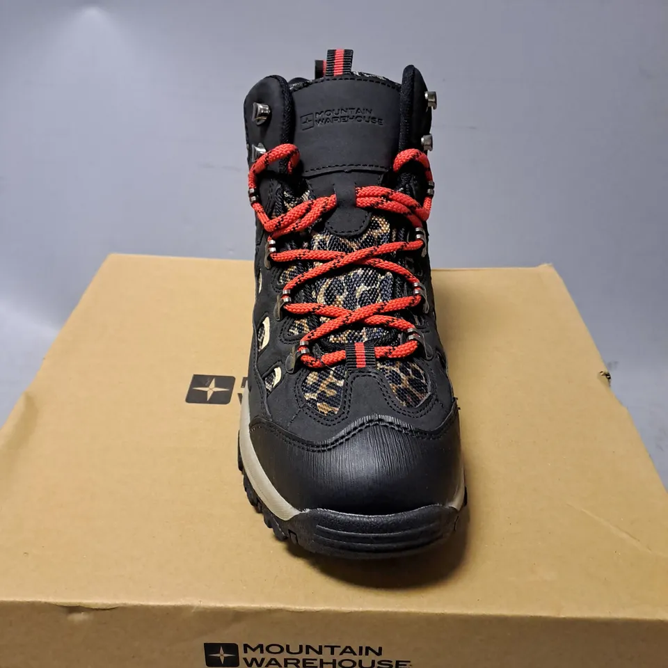 BOXED MOUNTAIN WAREHOUSE WALKING BOOT IN BLACK - UK 5.5 