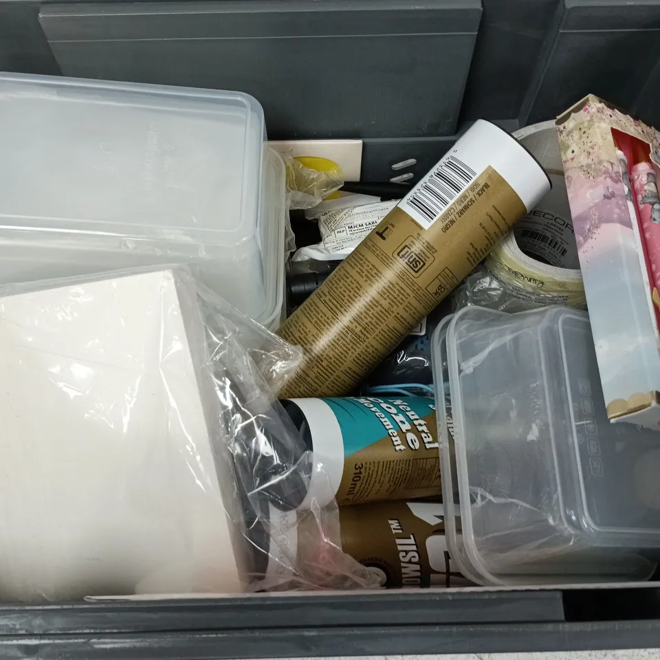 APPROXIMATELY 12 ASSORTED HOUSEHOLD ITEMS TO INCLUDE WEATHERPROOFING SEALANT, PENS, PLASTIC STORAGE TUBS, ETC