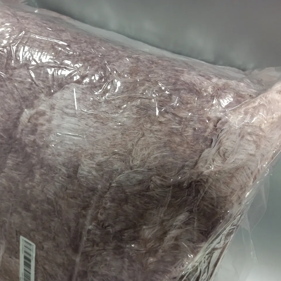 BAGGED PINK FLUFFY FABRIC ITEM - 160x230cm