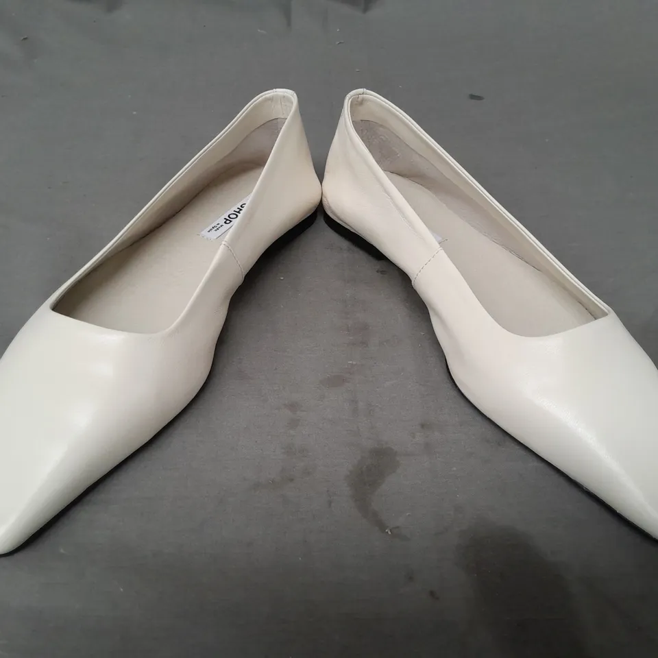 BOXED PAIR OF TOPSHOP SQUARED TOE BALLET FLATS IN OFF-WHITE EU SIZE 39