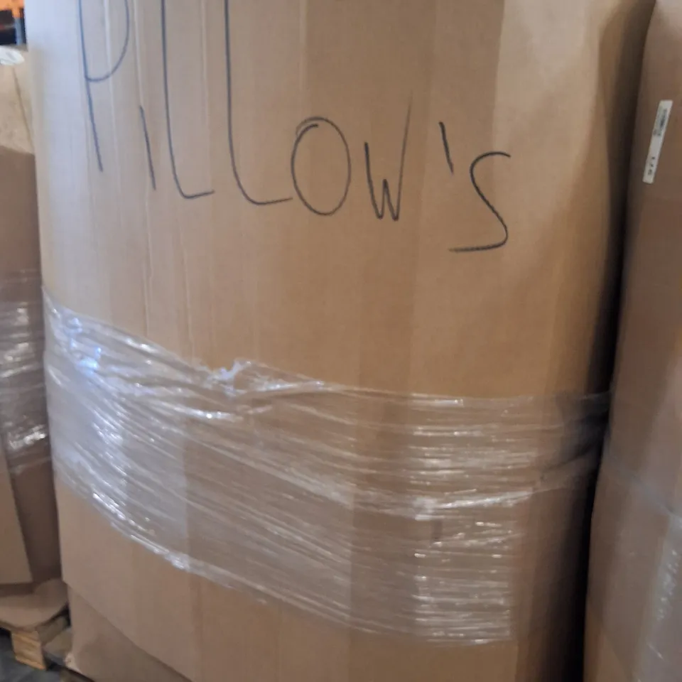 PALLET CONTAINING A LARGE QUANTITY OF PILLOWS