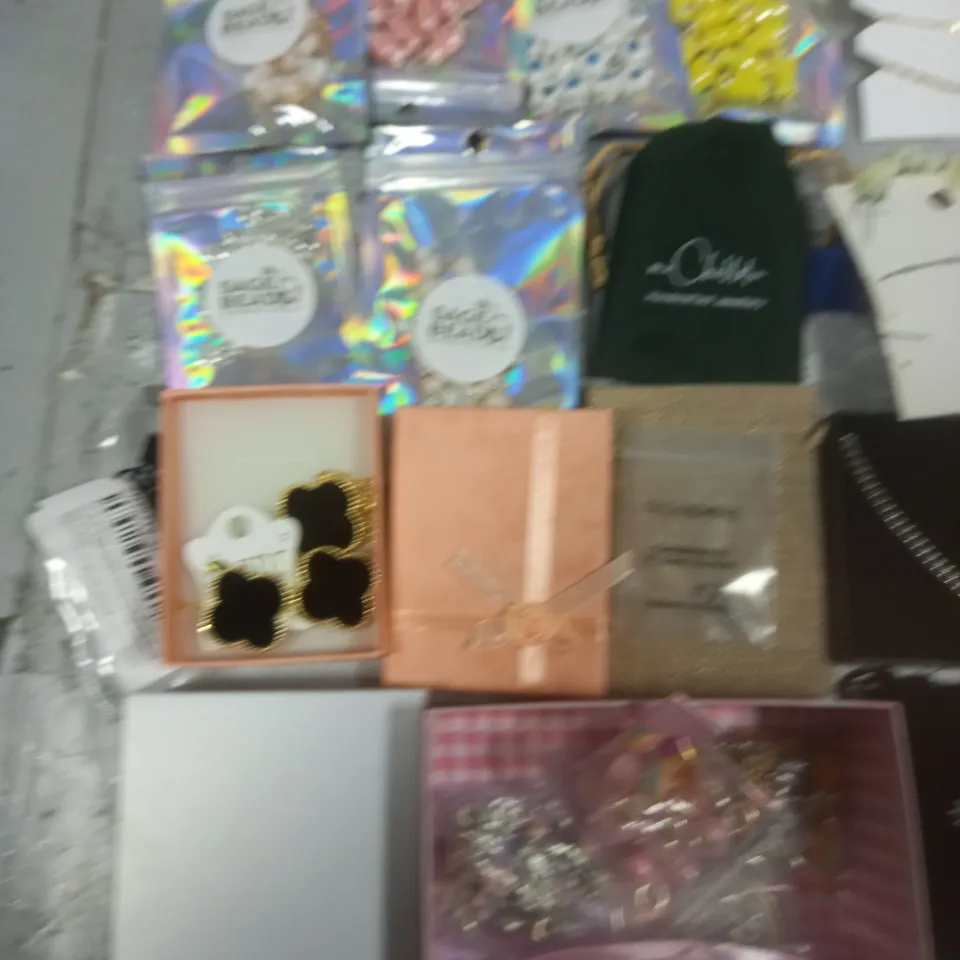 LOT OF ASSORTED JEWELLERY AND WATCH ITEMS TO INCLUDE ANKLET, NECKLACE AND BEADS