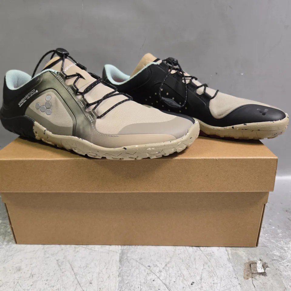 BOXED PAIR OF VIVO BAREFOOT PRIMUS TRAIL III SHOES IN PEBBLE SIZE UK 7