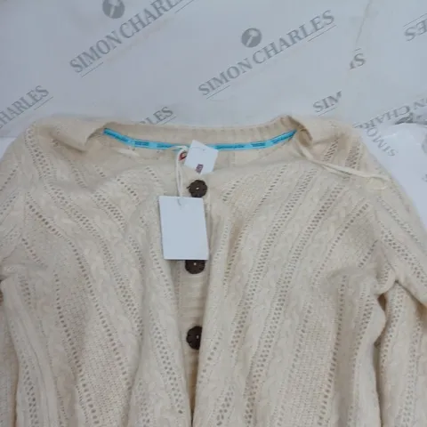 BOX OF APPROXIMATELY 9 ASSORTED CLOTHING PRODUCTS IN VARIOUS STYLES & SIZES TO INCLUDE JUMPERS, JEANS, SHIRTS ETC
