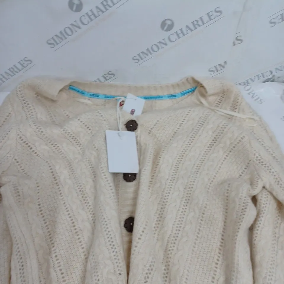 BOX OF APPROXIMATELY 9 ASSORTED CLOTHING PRODUCTS IN VARIOUS STYLES & SIZES TO INCLUDE JUMPERS, JEANS, SHIRTS ETC