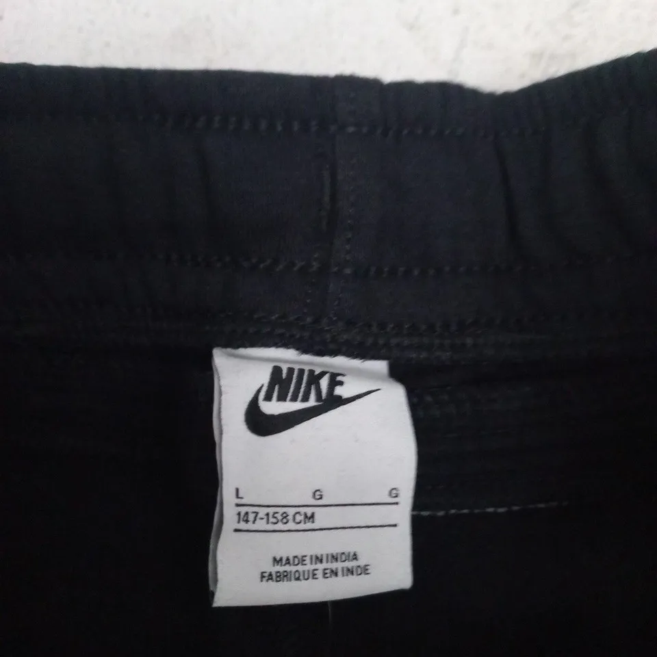 NIKE KIDS’ STANDARD FIT TAPER LEG PANTS – BLACK, SIZE 147-158 CM 