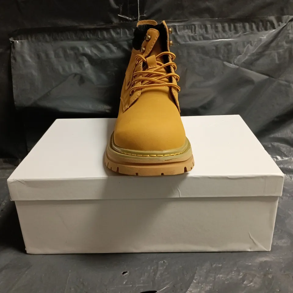 BOXED PAIR OF CONZURI ANKLE BOOTS IN MUSTARD SIZE UK 6