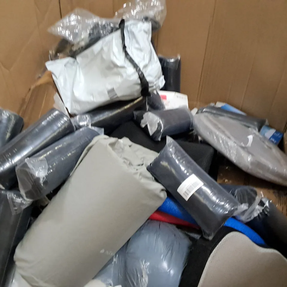 PALLET OF ASSORTED HOME FABRIC ITEMS TO INCLUDE CUSHIONS AND PADS