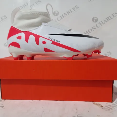 BOXED PAIR OF NIKE KIDS ZOOM SUPERFLY 9 ACAD FOOTBALL BOOTS IN WHITE/RED UK SIZE 3