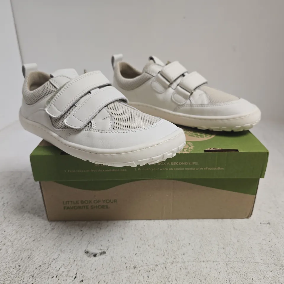 BOXED PAIR OF FRODDO KID'S TRAINERS IN WHITE SIZE EU 34