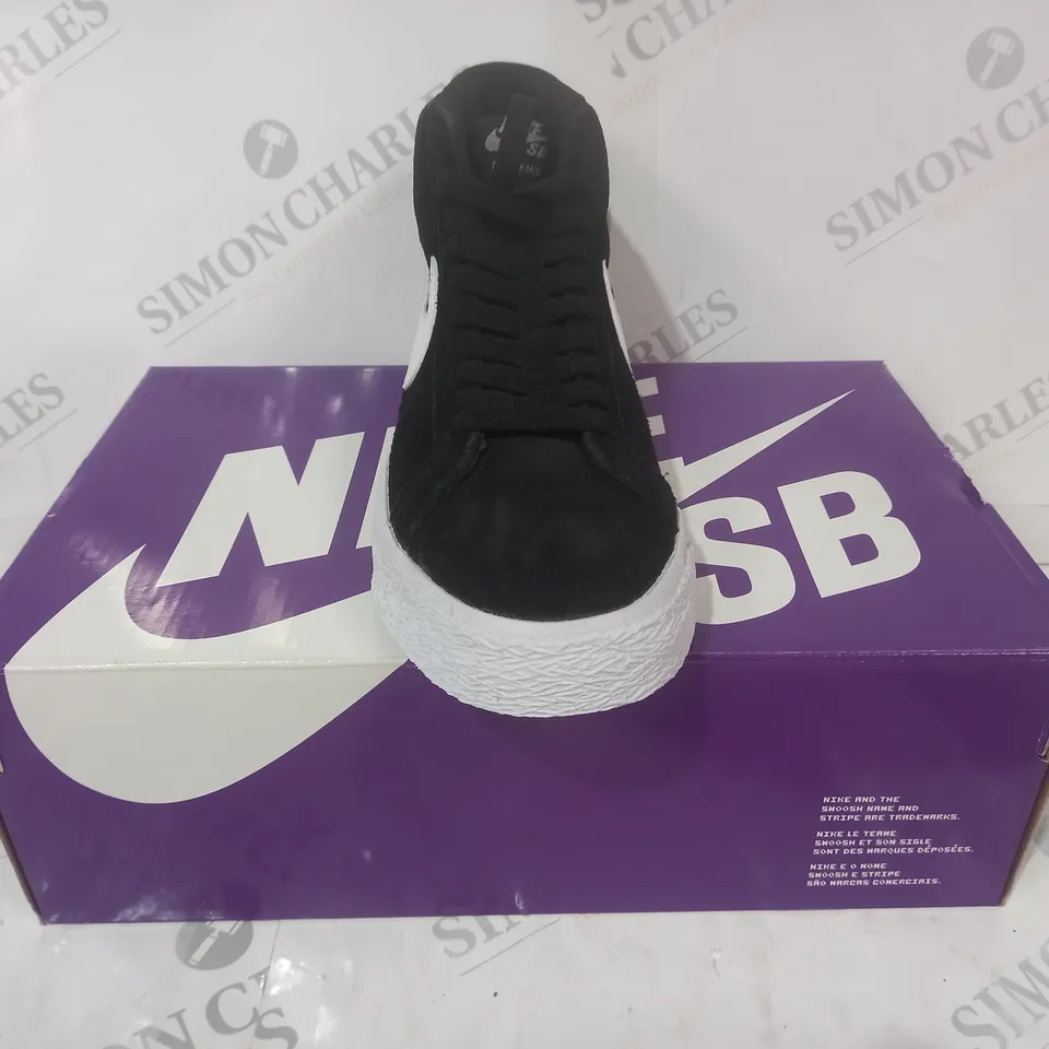 BOXED PAIR OF NIKE SB ZOOM BLAZER MID SHOES IN BLACK/WHITE UK SIZE 5.5