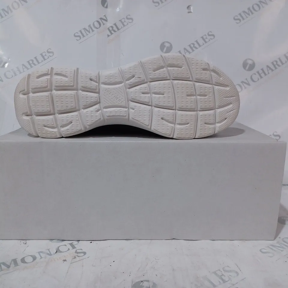 BOXED PAIR OF SKECHERS TRAINERS IN BLACK/PURPLE SIZE 6.5