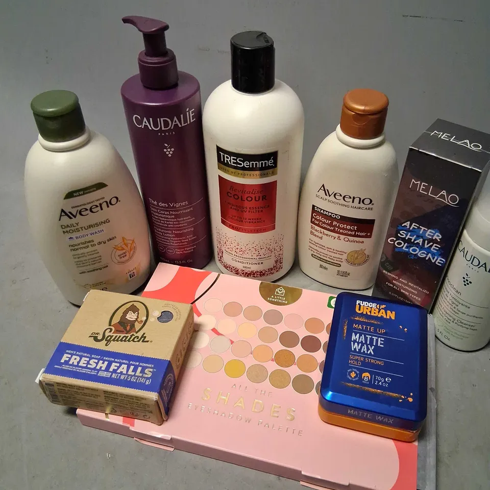 APPROXIMATELY 24 ASSORTED HEALTH AND BEAUTY PRODUCTS TO INCLUDE; AVEENO, CAUDALIE, TRESEMME, DR SQUATCH AND FUDGE URBAN