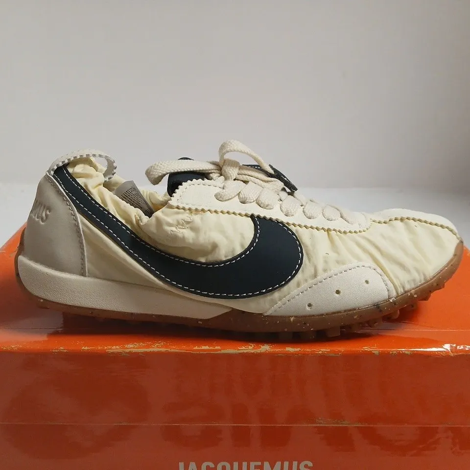 BOXED PAIR OF NIKE W JACQUEMUS MOON SHOE SP – BEIGE/BLACK (UK 4)