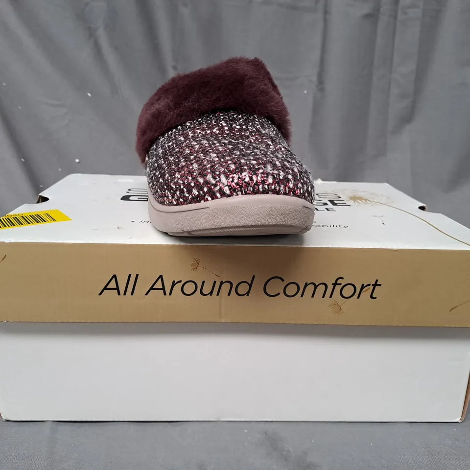 BOXED PAIR OF SKECHERS ARCH SLIPPERS IN BURGUNDY UK SIZE 6