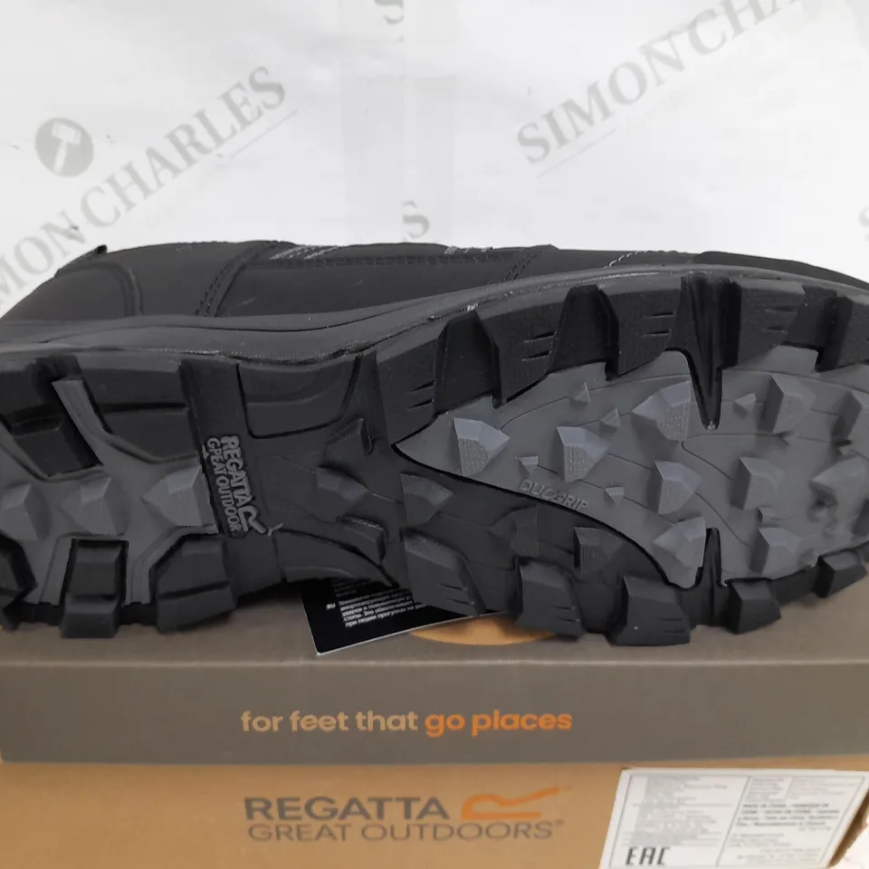 BOXED PAIR OF REGATTA GREAT OUTDOORS MENS SAMARIS II LOW IN BLACK/GRANITE - UK 7