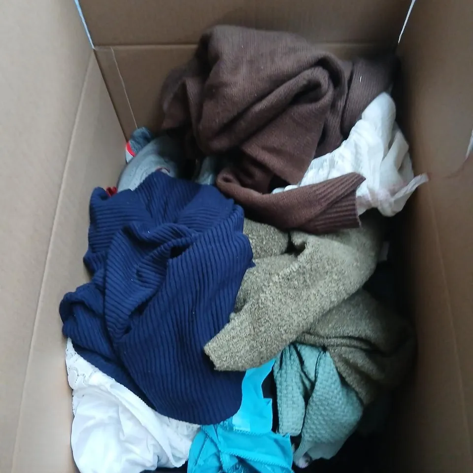 LARGE QUANTITY OF ASSORTED CLOTHING AND ACCESSORIES TO INCLUDE; MONARI, ATMOSPHERE AND MARVEL