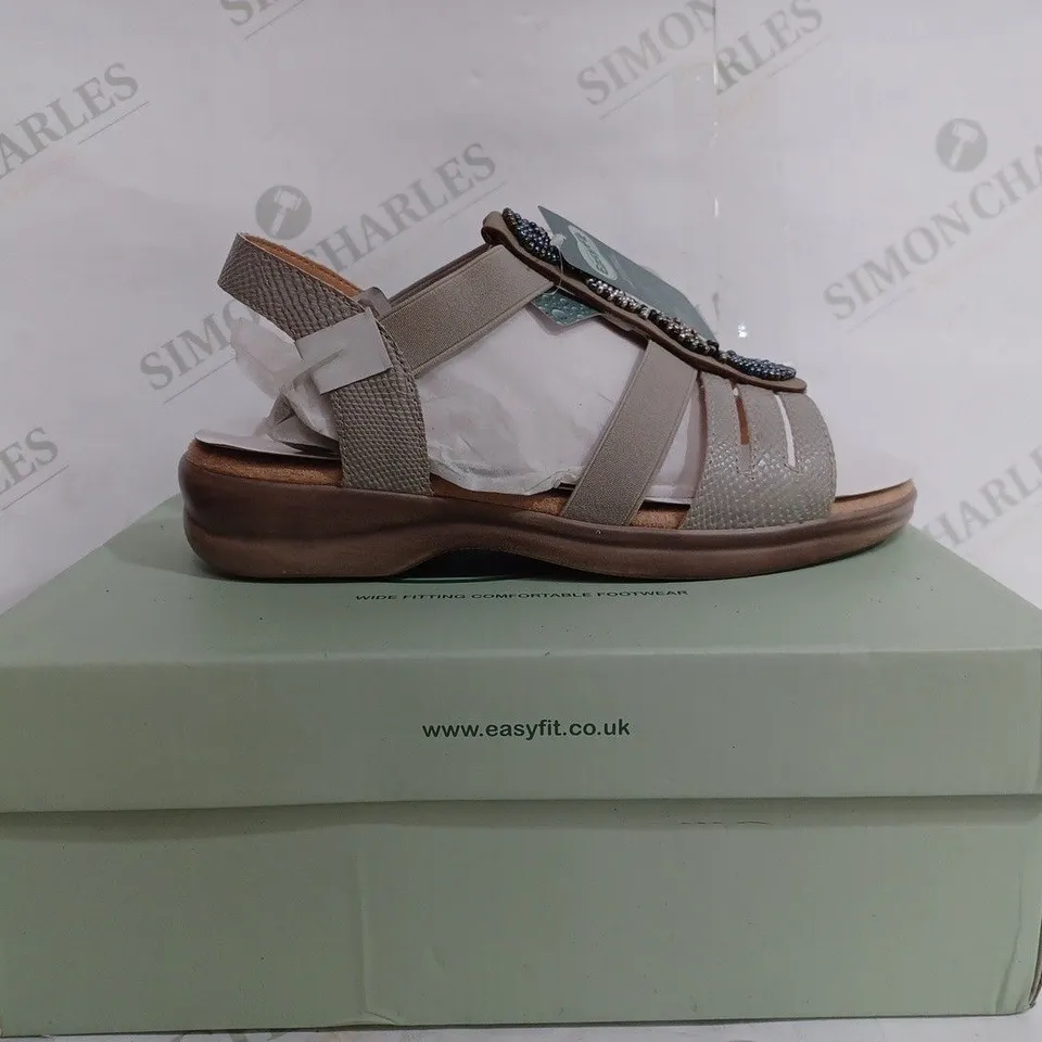 EASY FIT MADDY SHOES IN BEIGE - EU 38