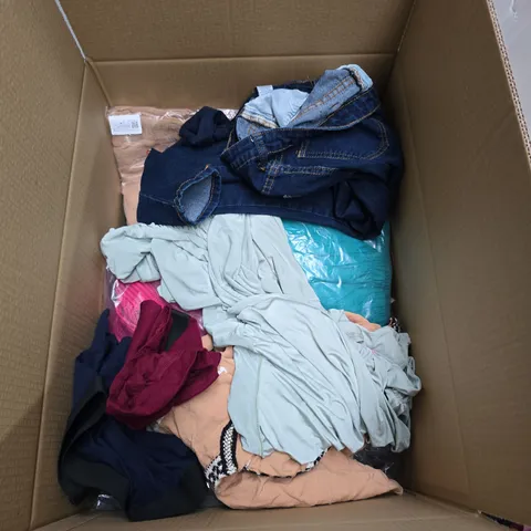 BOX OF APPROXIMATELY 25 ASSORTED CLOTHING ITEMS  – JEANS & TOPS