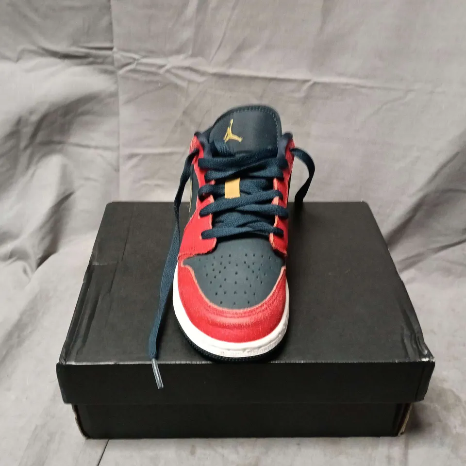 BOXED PAIR OF NIKE AIR JORDAN 1 LOW TRAINERS IN RED/BLUE - UK 3.5