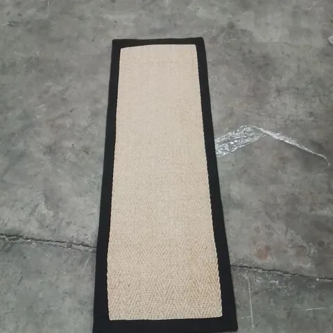 QUALITY DESIGNER AREA RUG - APPROXIMATELY 120X40CM