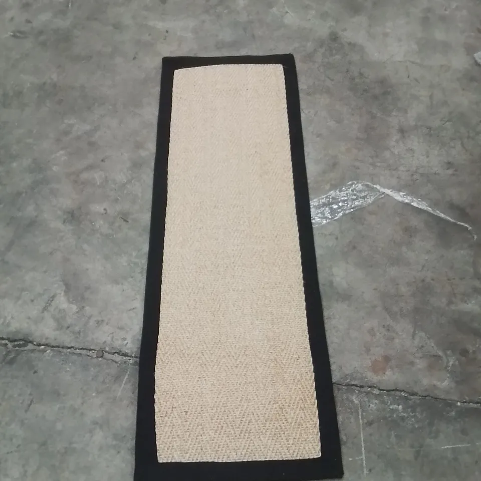QUALITY DESIGNER AREA RUG - APPROXIMATELY 120X40CM
