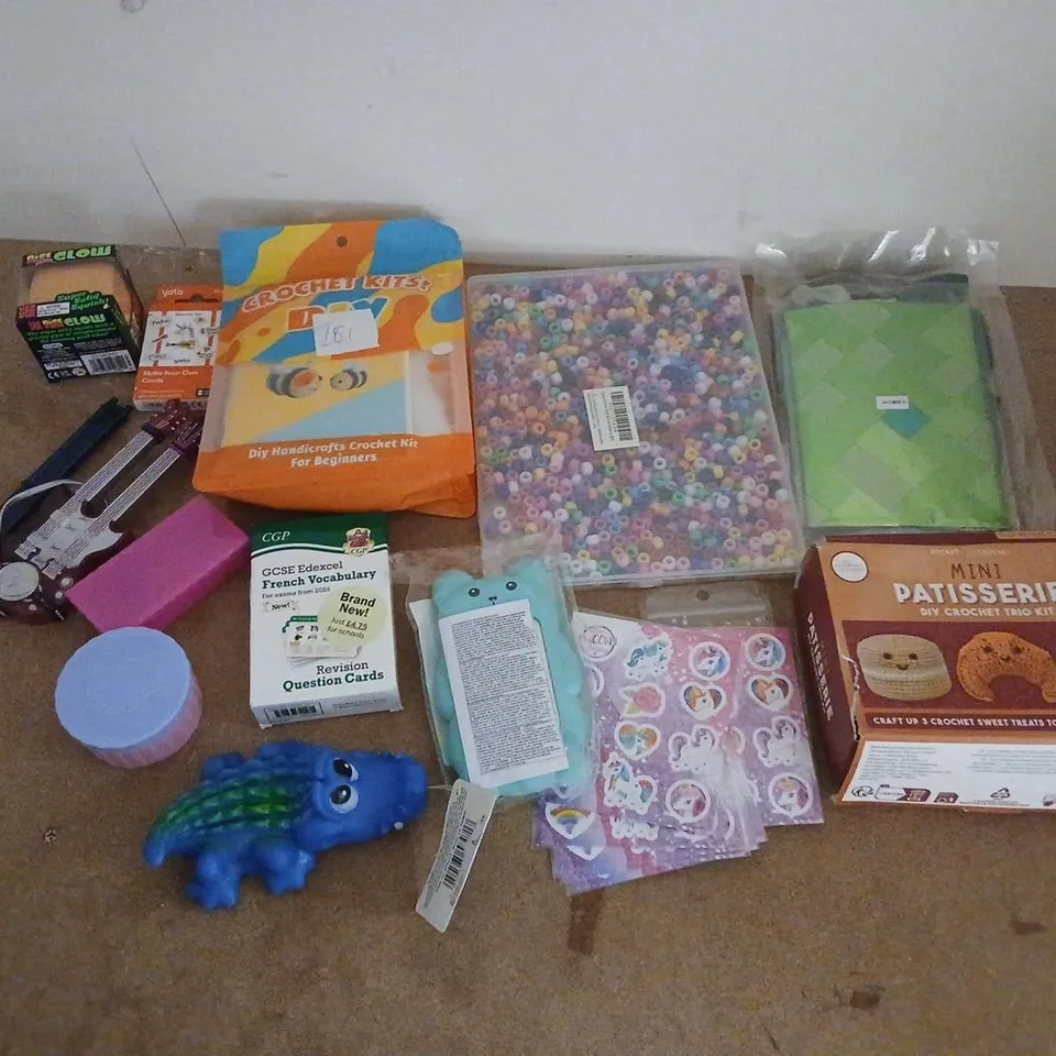LARGE QUANTITY OF ASSORTED TOYS AND ACCESSORIES TO INCLUDE; CROCHET KIITS, GCSE EDEXCEL FRENCH VOCABULARY, NEE DOH GLOW AND STICKERS