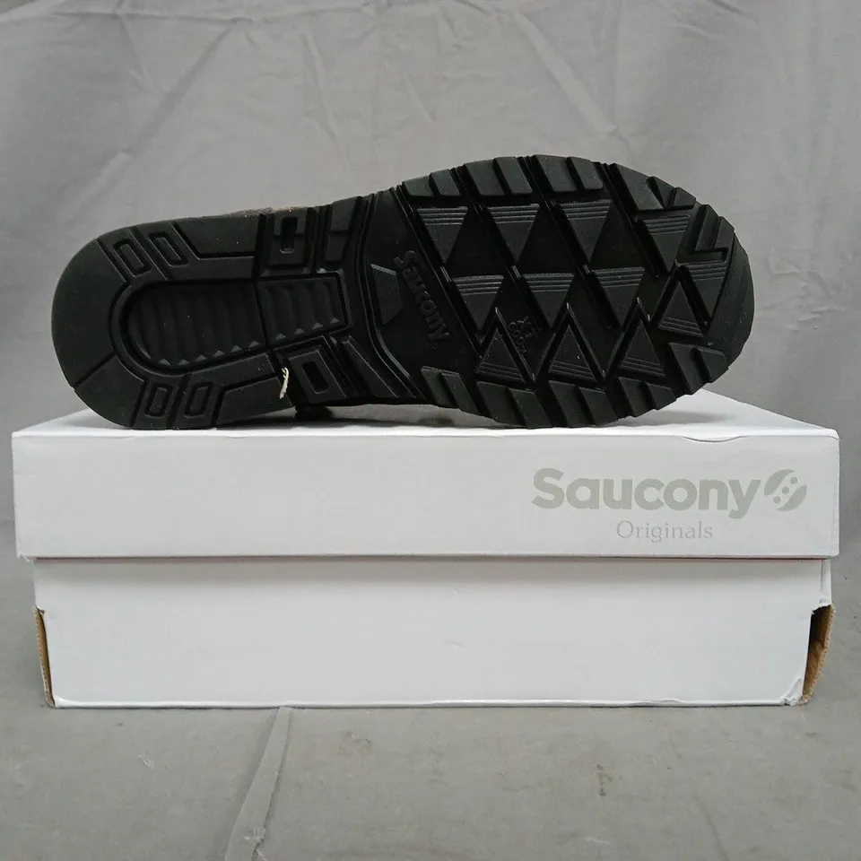 BOXED PAIR OF SAUCONY SHADOW 5000 TRAINERS IN BROWN/PLUM SIZE UK 6.5